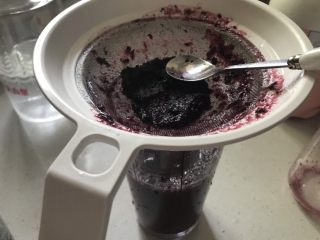 2、多肉葡萄汁儿,葡萄汁儿过滤。