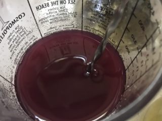 3、多肉葡萄汁儿,过滤的葡萄汁儿加入花茶与果糖搅拌均匀。