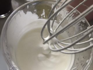 4、多肉葡萄汁儿,按照商家说明打好奶盖。