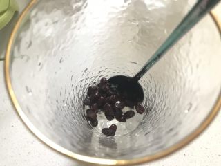 5、多肉葡萄汁儿,杯子底部加入QQ晶球和蜜豆。