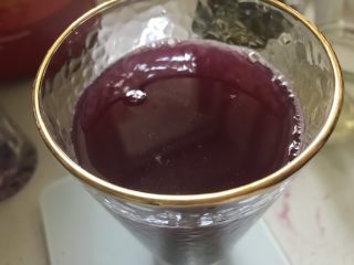 6、多肉葡萄汁儿,倒入果汁儿加入冰块。