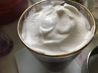 7、多肉葡萄汁儿,倒入奶盖。