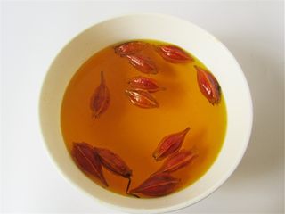 1、好看的蛋炒饭炼成记,干栀子花提前放在大碗里泡水