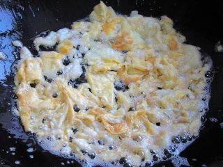 6、好看的蛋炒饭炼成记,热锅温油，倒入鸡蛋，锅拿起摇匀，用勺子快速将鸡蛋摊散开成蛋碎，锅拿起炒出来的蛋比较嫩，注意不要炒时间太长，9分熟即可盛出备用