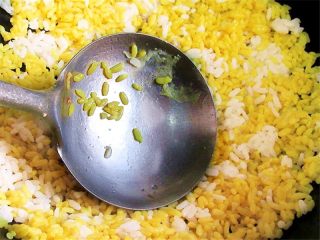 8、好看的蛋炒饭炼成记,用勺子把米饭压匀，成一粒一粒的感觉