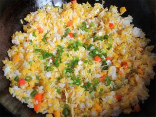 11、好看的蛋炒饭炼成记,炒匀，再撒入葱花翻匀就可以出锅