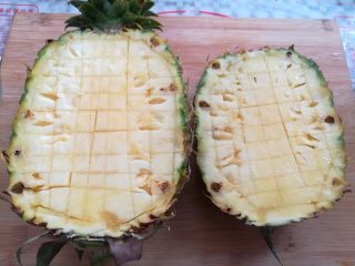 3、菠萝蛋炒饭,在菠萝里划小格子，不要把底部划破了