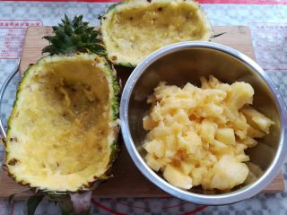 4、菠萝蛋炒饭,用小勺子把菠萝肉挖出来