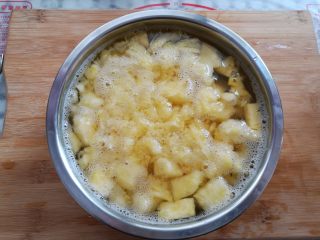 5、菠萝蛋炒饭,菠萝肉泡用盐水泡一下去除涩味