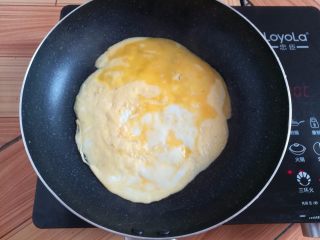 9、菠萝蛋炒饭,用不粘锅把鸡蛋煎到9分熟