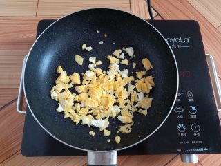 10、菠萝蛋炒饭,把鸡蛋饼划拉成小颗粒，盛出备用