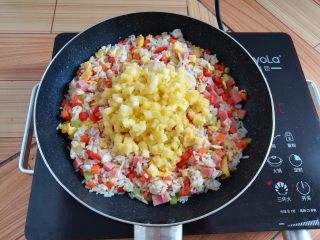 15、菠萝蛋炒饭,加入菠萝肉丁，菠萝不要炒太久，会出水