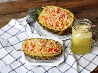 17、菠萝蛋炒饭,把菠萝蛋炒饭盛到挖空的菠萝碗里，开吃咯