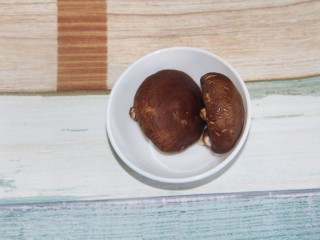 1、香菇牛肉炒饭,先洗干净两个香菇