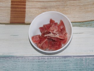 2、香菇牛肉炒饭,牛肉切成薄片