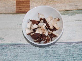 3、香菇牛肉炒饭,香菇切成块