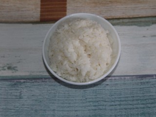 5、香菇牛肉炒饭,准备一碗米饭