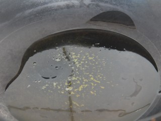 6、香菇牛肉炒饭,锅里倒油，油温八成熟的时候