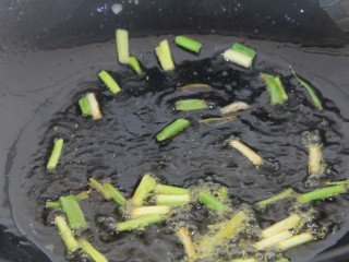 7、香菇牛肉炒饭,把葱放入爆香