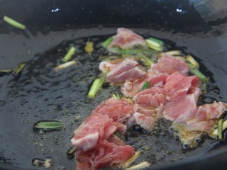 8、香菇牛肉炒饭,然后放入牛肉片炒