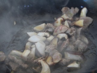 9、香菇牛肉炒饭,炒至变色，加入香菇炒