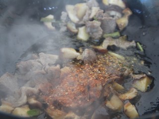 10、香菇牛肉炒饭,翻炒几下之后加入烧烤料