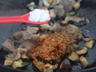 11、香菇牛肉炒饭,再加一勺盐
