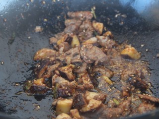 12、香菇牛肉炒饭,翻炒均匀