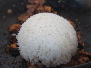 13、香菇牛肉炒饭,把米饭放入锅里