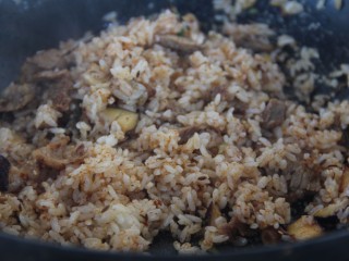 14、香菇牛肉炒饭,继续翻炒均匀