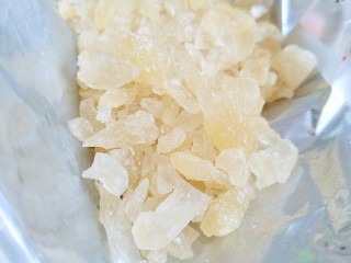 4、自制的柠檬膏，秒杀外面的止咳糖浆,准备黄冰糖。