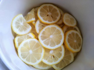 5、自制的柠檬膏，秒杀外面的止咳糖浆,柠檬切片，去籽。