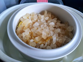 6、自制的柠檬膏，秒杀外面的止咳糖浆,一层柠檬，一层黄冰糖。这样循环放好！