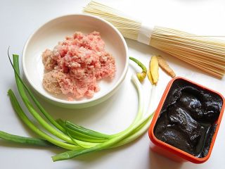 1、肉末炸酱面,先准备好材料