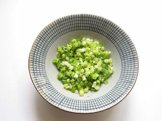 2、肉末炸酱面,葱洗干净切好