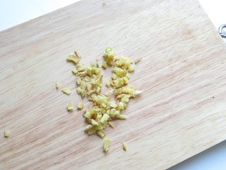 3、肉末炸酱面,生姜切成碎末