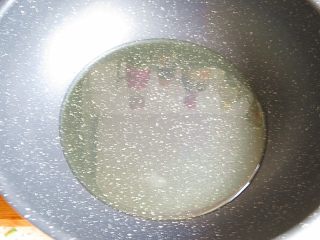 4、肉末炸酱面,锅预热，注入油烧至3成热