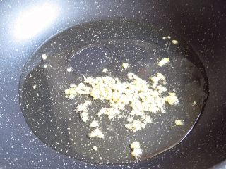 5、肉末炸酱面,放入姜末炸十几秒钟
