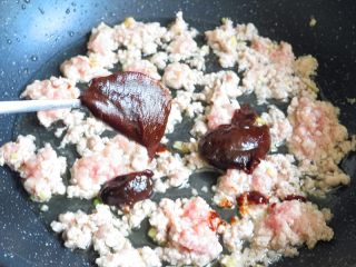 6、肉末炸酱面,倒入肉末翻炒后再加入黄豆酱