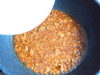 7、肉末炸酱面,加10克左右的水，慢火熬4分钟