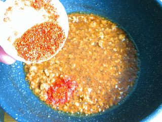 8、肉末炸酱面,加入点辣椒粉翻拌，不爱辣的，也可以不放