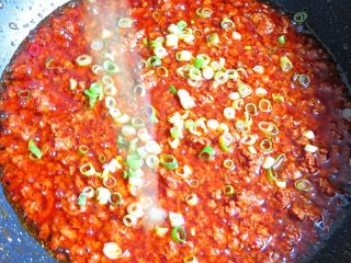 9、肉末炸酱面,熬至酱浓稠为止，撒入葱花即可关火装盘放凉