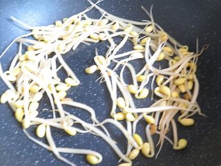 10、肉末炸酱面,留少许底油将黄豆芽炒熟