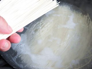 11、肉末炸酱面,另起一锅烧开水煮面