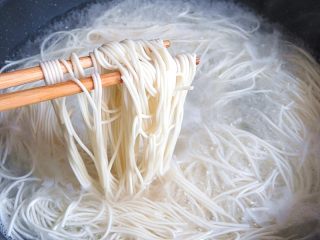 12、肉末炸酱面,煮至7分熟即可关火捞出装碗