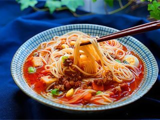 13、肉末炸酱面,喜欢凉面的可以过一下凉开水，热的也可以。加入肉末酱和黄豆芽调拌即可开吃，