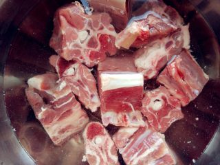 1、红烧羊蝎子,将羊蝎子倒入冷水中,中途换水,泡几小时去除血水。我是在冰箱冷藏泡了一晚。泡除血水可去除腥味