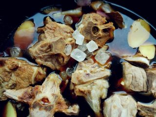 7、红烧羊蝎子, 锅中加适量温水,将辅料中的其他调料倒入拌匀。