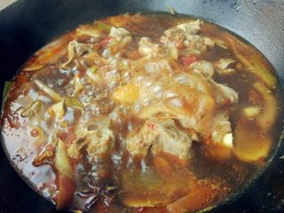 9、红烧羊蝎子,盖上锅盖,中大火煮30分钟左右