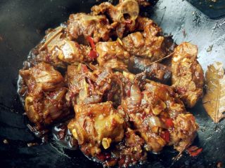 11、红烧羊蝎子,出锅前洒少许香菜碎即可